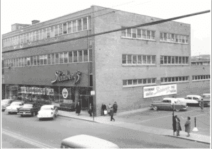 Image d’archives de l’Édifice Perron, un des immeubles emblématiques des Immeubles Perron